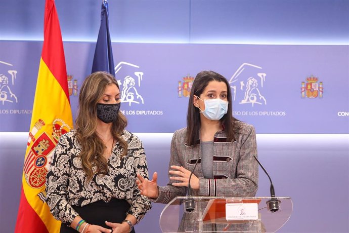 La presidenta de Ciudadanos, Inés Arrimadas, y la portavoz de Igualdad de Cs en el Congreso, Sara Giménez, en una rueda de prensa en la Cámara Baja.