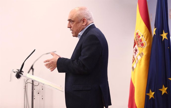 El secretario general del grupo socialista en el Congreso, Rafael Simancas, interviene en una rueda de prensa