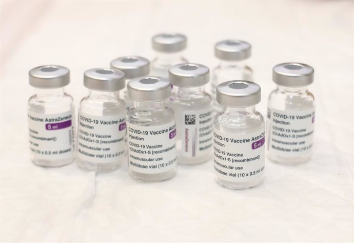 Dosis de la vacuna AstraZeneca contra el Covid- 19, en la Base Cero de la Casa de Campo, Madrid, (España), a 1 de marzo de 2021. Este es uno de los dispositivos con el Gobierno regional avanza en la Estrategia de vacunación frente al virus, tras práctic