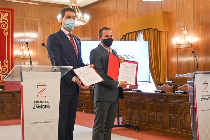 Ángel Ibáñez y Francisco José Requejo durante la firma del convenio.