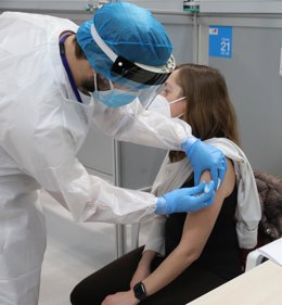 Una mujer recibe la vacuna contra la COVID-19 en el Pabellón 3 del Hospital Público Enfermera Isabel Zendal, en Madrid, (España), a 23 de febrero de 2021. 