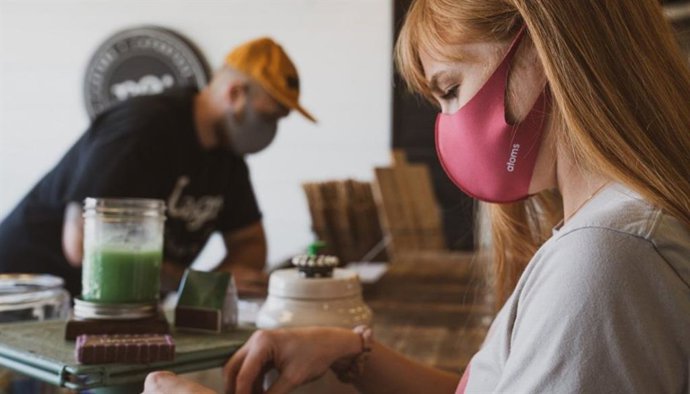 Una mujer durante su jornada laboral