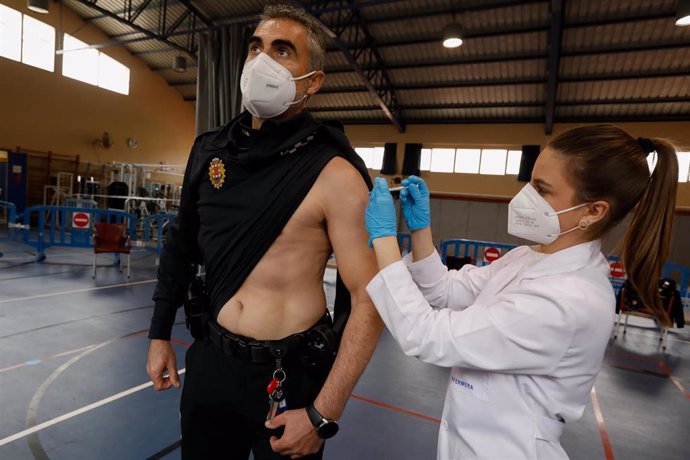 Imagen de la vacunación contra el Covid-19 de un agente de la Policía Local de Murcia