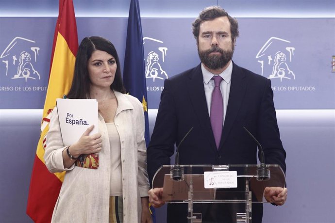 Archivo - El portavoz de Vox en el Congreso de los Diputados, Iván Espinosa de los Monteros, y la secretaria general del grupo, Macarena Olona