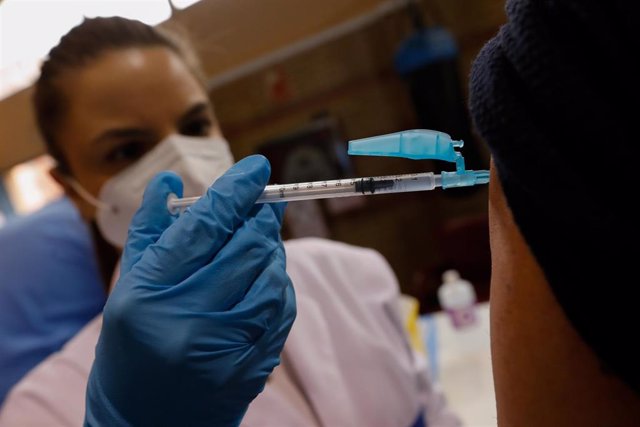 Una trabajadora sanitaria administra una dosis de la vacuna contra el Covid-19, foto de recurso