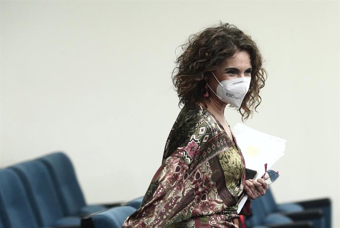 La ministra de Hacienda y portavoz del Gobierno, María Jesús Montero, se dirige a ofrecer la rueda de prensa posterior al Consejo de Ministros, en Madrid (España), a 2 de marzo de 2021. El Consejo de Ministros ha aprobado este martes el nuevo Estatuto G