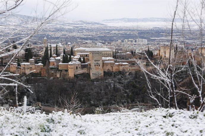 Archivo - Pequeña nevada en la capital. En la imagen, la Alhambra vista desde la zona alta del Albaicin junto a San Miguel Alto. En Granada (Andalucía, España), a 10 de enero de 2021.