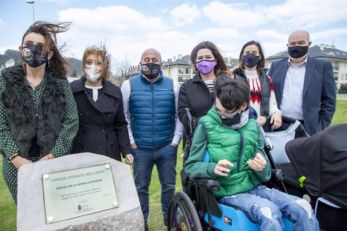 Placa conmemorativa del parque de La Garoja con el nombre del exconsejero Rafael de la Sierra