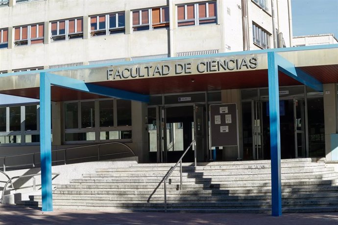 Archivo - Fachada de la Facultad de Ciencias de la Universidad Autónoma durante el primer día del curso escolar 2020-2021, en Madrid (España), a 7 de septiembre de 2020. Desde hoy, alrededor de 303.000 estudiantes van a volver a las aulas de las 14 univ