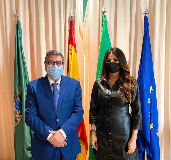 Alcalde de Vélez-Málaga y la delegada territorial de Turismo de la Junta en Málaga, Nuria Rodríguez