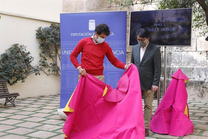 El torero Ruiz Manuel junto con el diputado provincial de Cultura, Manuel Guzmá