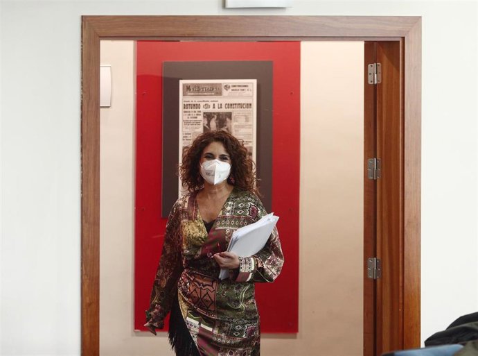 La ministra de Hacienda y portavoz del Gobierno, María Jesús Montero, se dirige a ofrecer la rueda de prensa posterior al Consejo de Ministros, en Madrid (España), a 2 de marzo de 2021. 