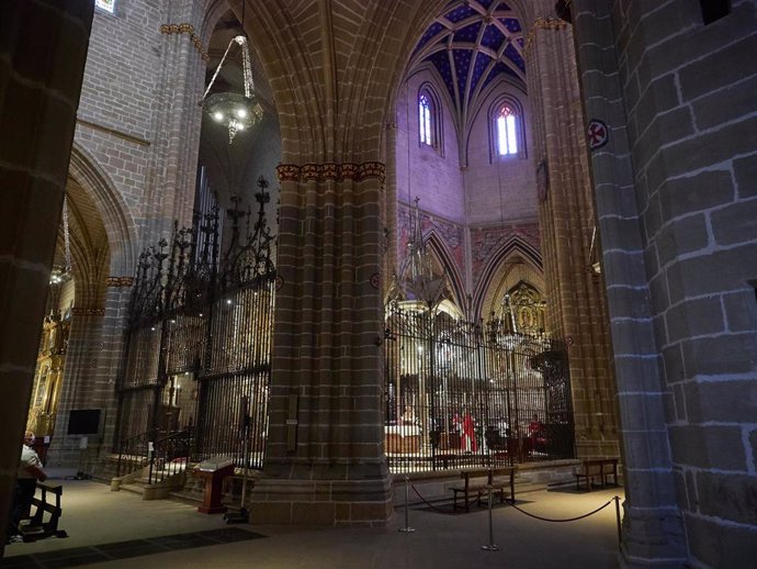 Archivo - Imagen del interior de la catedral de Pamplona.