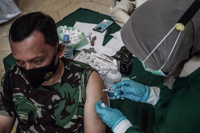 02 March 2021, Indonesia, Makassar: An army member of Kodam XIV Hasanuddin Military Command receives a dose of the coronavirus (Covid-19) vaccine by a medical officer from Pelamonia Hospital. Photo: Herwin Bahar/ZUMA Wire/dpa