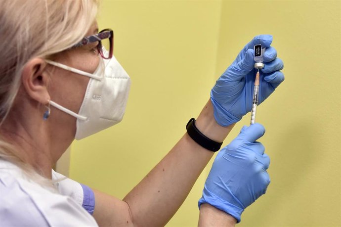 Archivo - Campaña de vacunación contra la COVID-19 en República Checa. 