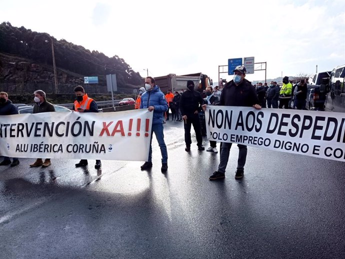 Trabajadores de Alu Ibérica en A Coruña se movilizan ante la fábrica