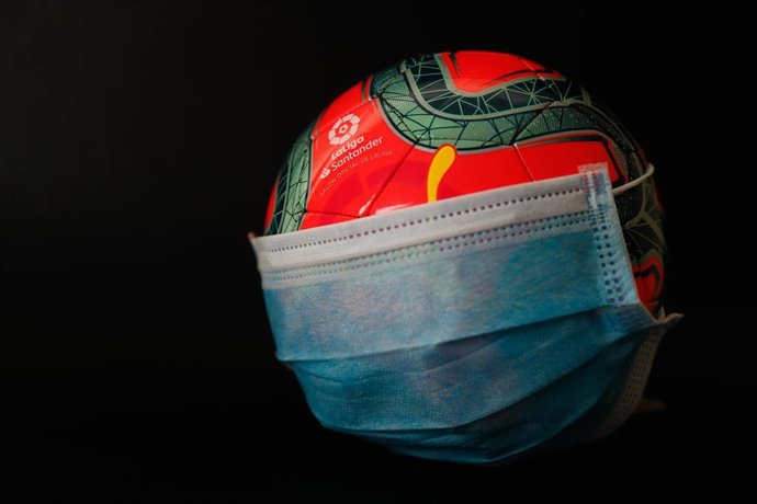 Archivo - Una pelota oficial de invierno de la Liga con una mascarilla quirúrgica.