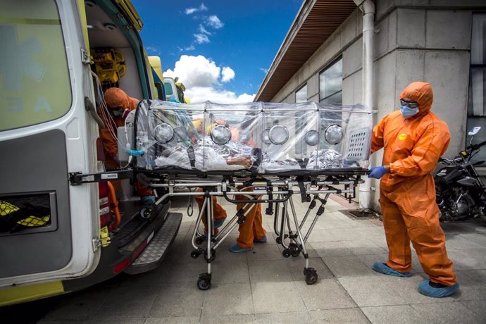 Archivo - Profesionales sanitarios transportan a un paciente con COVID-19 en Osomo, Chile. 