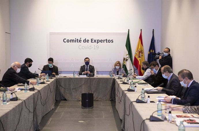Archivo - El presidente de la Junta de Andalucía, Juanma Moreno (c), preside la reunión del Consejo Asesor de Alertas de Salud Pública de Alto Impacto (Comité de Expertos) el pasado 8 de enero de 2021.