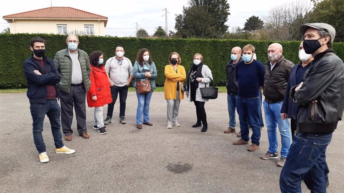 Visita de representantes de Podemos-Equo Xixón y Podemos Asturies a los vecinos de La Pontica, en la parroquia gijonesa de Cabueñes