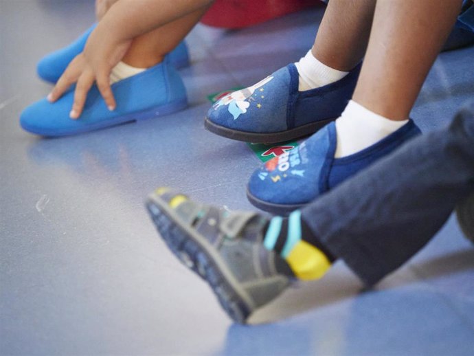 Archivo - Niños con zapatillas de casa en el Colegio Público Víctor Pradera en el primer día de colegio del curso escolar 2020-2021en Pamplona, Navarra (España), a 4 de septiembre de 2020.