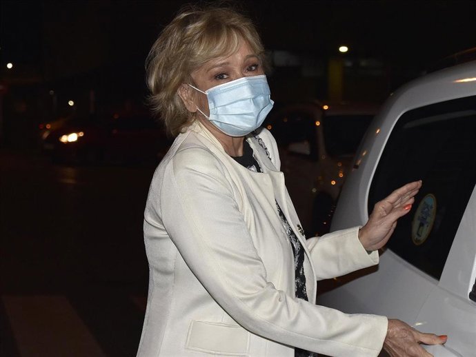 Archivo - Las colaboradoras se funden en un abrazo firmando así la paz después de un encontronazo en su programa de televisión, en Madrid