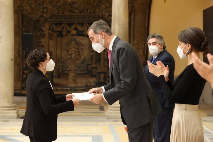 Felipe VI entrega el Premio Rey Juan Carlos a la piloto Ana Carrasco durante la entrega de los Premios Nacionales del Deporte en el Palacio de El Pardo