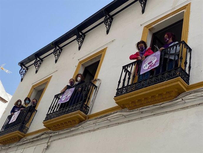 IU coloca carteles morados por el 8M en los balcones de su sede en Córdoba.