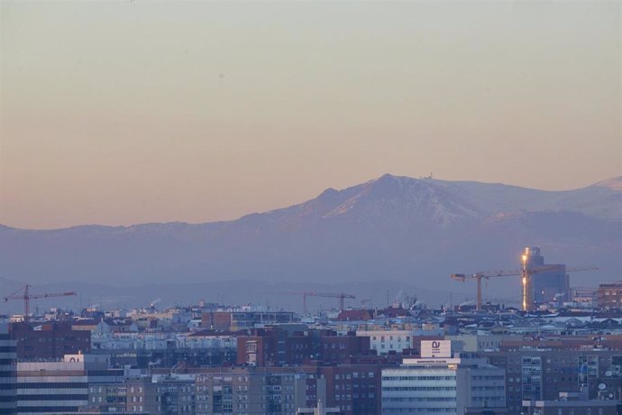 Archivo - Capa de contaminación sobre la ciudad desde el Cerro del Tío Pío en Madrid (España), a 18 de enero de 2021. 