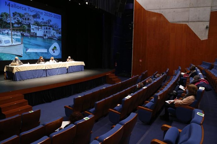 La presidenta del Consell de Mallorca, Catalina Cladera, y el conseller insular de Turismo y Deportes, Andreu Serra, durante una reunión con los representantes municipales de Alcúdia.