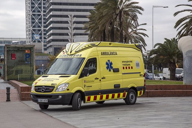 Archivo - Una ambulància del SEM a Barcelona (ARXIU)