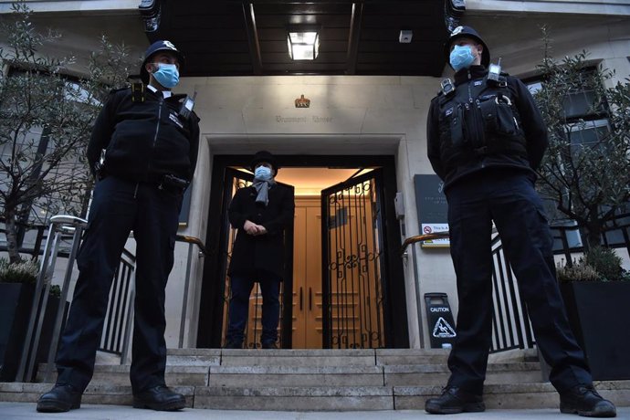Dos oficiales de Policía montan guardia frente a un hospital en Londres.