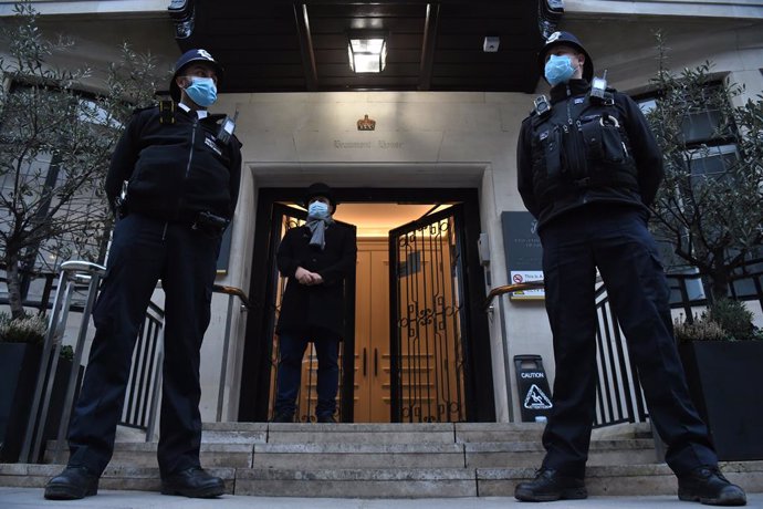 25 February 2021, United Kingdom, London: Police officers stand guard outside King Edward VII Hospital, where the Duke of Edinburgh, Prince Philip, was admitted on last week as a precautionary measure after feeling unwell Photo: Kirsty O'connor/PA Wire/