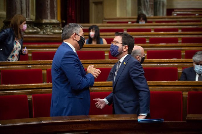 Archivo - (I-D) El conseller de Interior, Miquel Smper; y el vicepresidente de la Generalitat, Pere Aragons, charlan momentos antes del inicio de la primera sesión de control al Govern en funciones en el Parlament, en Barcelona, a 7 de octubre. 