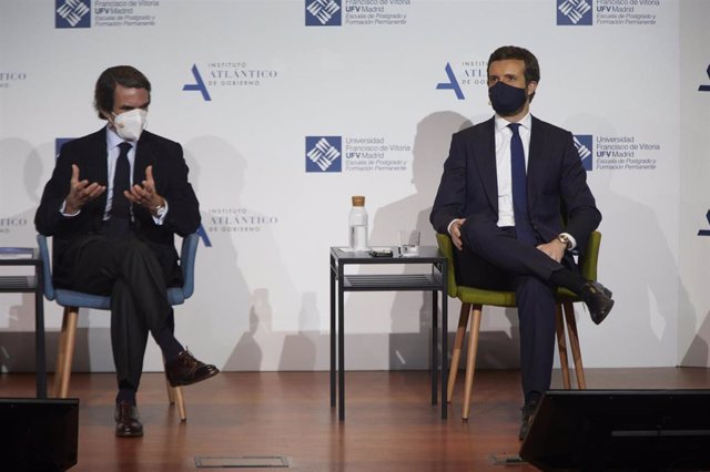 El expresidente del Gobierno José María Aznar y el presidente del PP, Pablo Casado, participan en la sesión 'España, Constitución y libertad. 1996-2004, un análisis', en la Universidad Francisco de Vitoria. En Madrid, a 2 de marzo de 2021. 