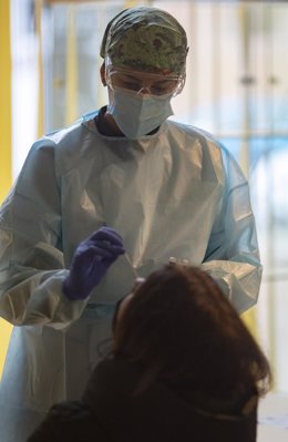 Una trabajadora sanitaria realiza un test de antígenos en un dispositivo de cribado masivo en las instalaciones del Centro Cultural Los Pinos, en Alcorcón, Madrid (España), a 11 de febrero de 2021. 