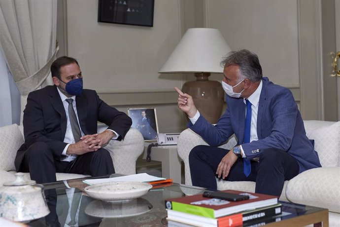 El presidente de Canarias, Ángel Víctor Torres (d), durante una reunión de trabajo con el ministro de Transportes, Movilidad y Agenda Urbana, José Luis Ábalos (i), en la sede de su ministerio, en Madrid, (España), a 2 de marzo de 2021. Esta es la segund