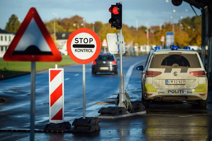 Archivo - 24 October 2020, Schleswig-Holstein, Flensburg: Vehicles of the Danish police are seen parked along the border with Germany. As of Saturday entry from Germany has been subjected to restrictions after Denmark declared Germany as a risk country 