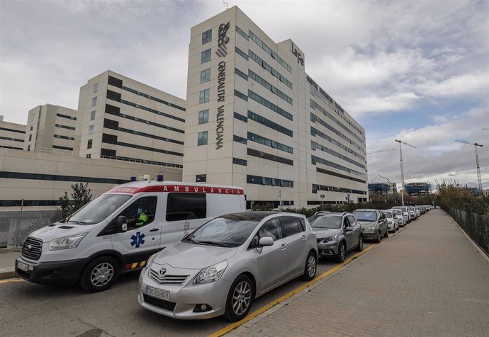 Archivo - Varias personas esperan en su coche a realizarse una prueba PCR de detección del coronavirus a las puertas del Hospital de Campaña próximo al de La Fe