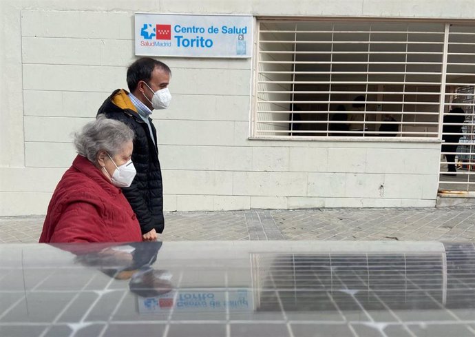 Dos personas pasan por delante del Centro de Salud 'Torito', en Moratalaz, en la capital