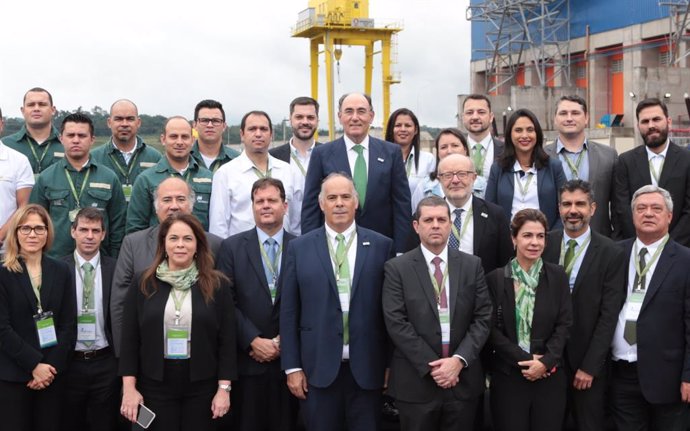 El presidente de Iberdrola, Ignacio Galán, con empleados de Neoenergia