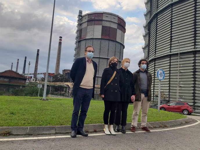 Representantes de Vox visitan los terrenos de baterías de Cok en Avilés