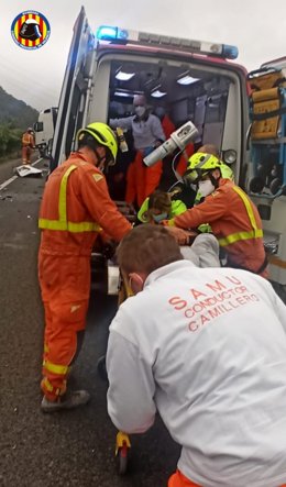 Intervención en un accidente entre un coche y un camión en Alzira