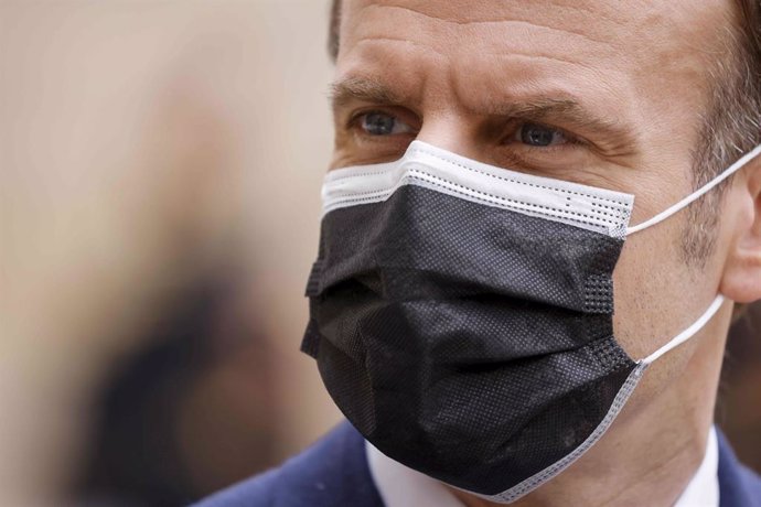 01 February 2021, France, Paris: French president Emmanuel Macron wears a mouth-nose guard during a press conference before a meeting with Serbia's president Aleksandar Vucic (Not Pictured) at the Elysee Palace. Photo: Ludovic Marin/AFP/dpa