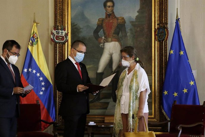 El ministro de Asuntos Exteriores de Venezuela, Jorge Arreaza, y la representante de la UE en el país, Isabel Brilhante Pedrosa, en el acto en el que se le confirmaba su expulsión del país.