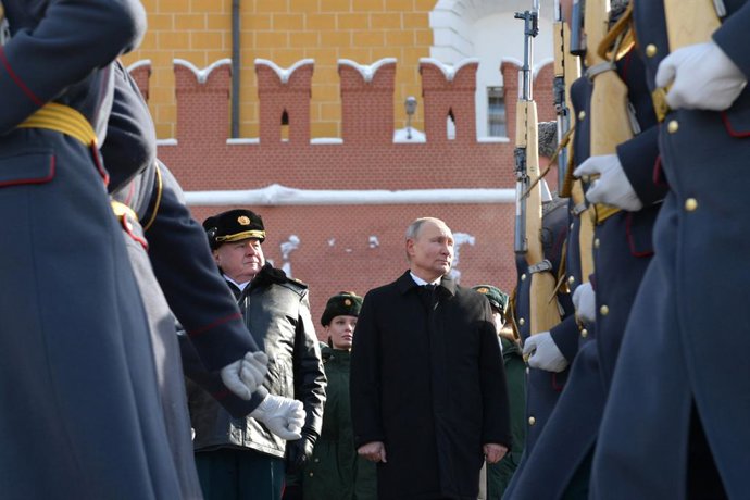 HANDOUT - 23 February 2021, Russia, Moscow: Russian President Vladimir Putin (R), attends a wreath-laying ceremony at the Tomb of the Unknown Soldier war memorial of the Kremlin Wall, to mark the Defender of the Fatherland Day. Photo: -/Kremlin/dpa - AT