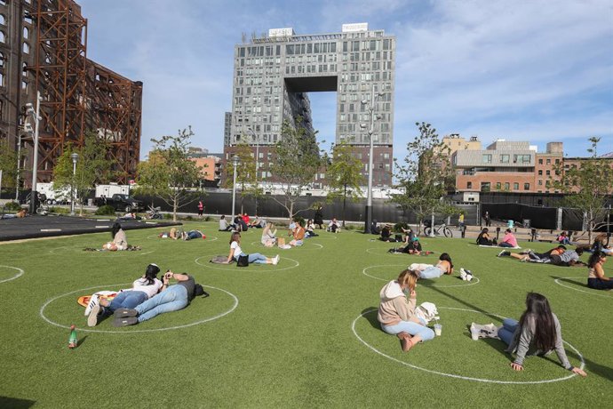 Archivo - 19 May 2020, US, New York: The owners of Domino Park in Brooklyn have created painted circles to enforce social distancing, preventing visitors from contracting COVID-19. Photo: Dan Herrick/ZUMA Wire/dpa
