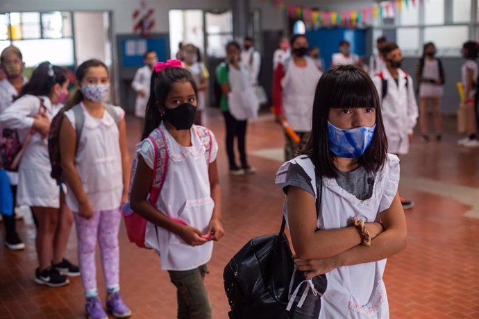 01 March 2021, Argentina, Mar del Plata: Students wearing face masks stand at a distance in the school yard on the first day of partial attendance classes in the region amid the Corona pandemic. Photo: Diego Izquierdo/telam/dpa