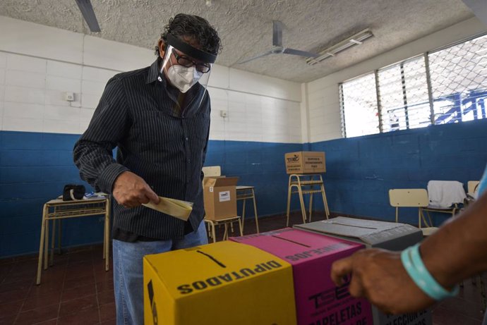 28 February 2021, El Salvador, San Salvador: Aman casts his ballot at a polling station in Ayutuxtepeque during the local and legislative elections in El Salvador. Photo: Camilo Freedman/ZUMA Wire/dpa