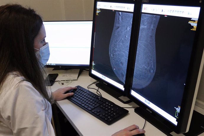 Radióloga observa imagen de mamografía con contraste.